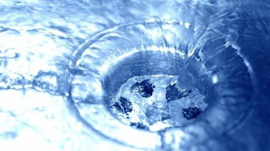 Why Calling a Plumber for Clogged Drains in Dallas Beats DIY Solutions